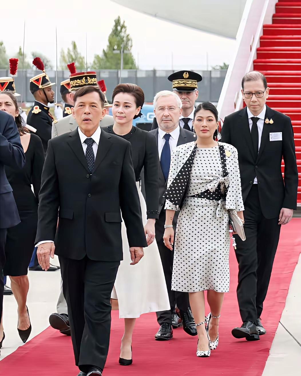 泰国王室即将离开悲痛，这时候从悲痛之中走出。泰国王玛哈和苏提达王后到法国进行访问