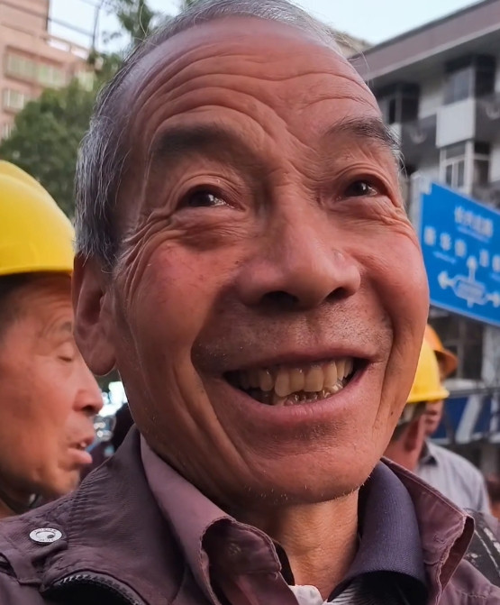 凌晨5点的西安街头，我看见了一位父亲的无奈。大叔是一位来自商洛的农民工，今年65
