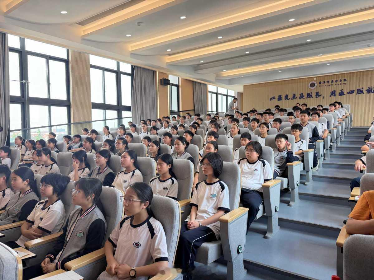宁波缅怀革命英烈汲取奋进力量5月12日，宁波市“烈属话英烈”活动季在慈溪星河书