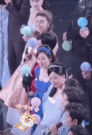 邓萃雯的目光，直勾勾地盯着肖战。这可不是什么八卦绯闻，而是发生在某个活动现场的