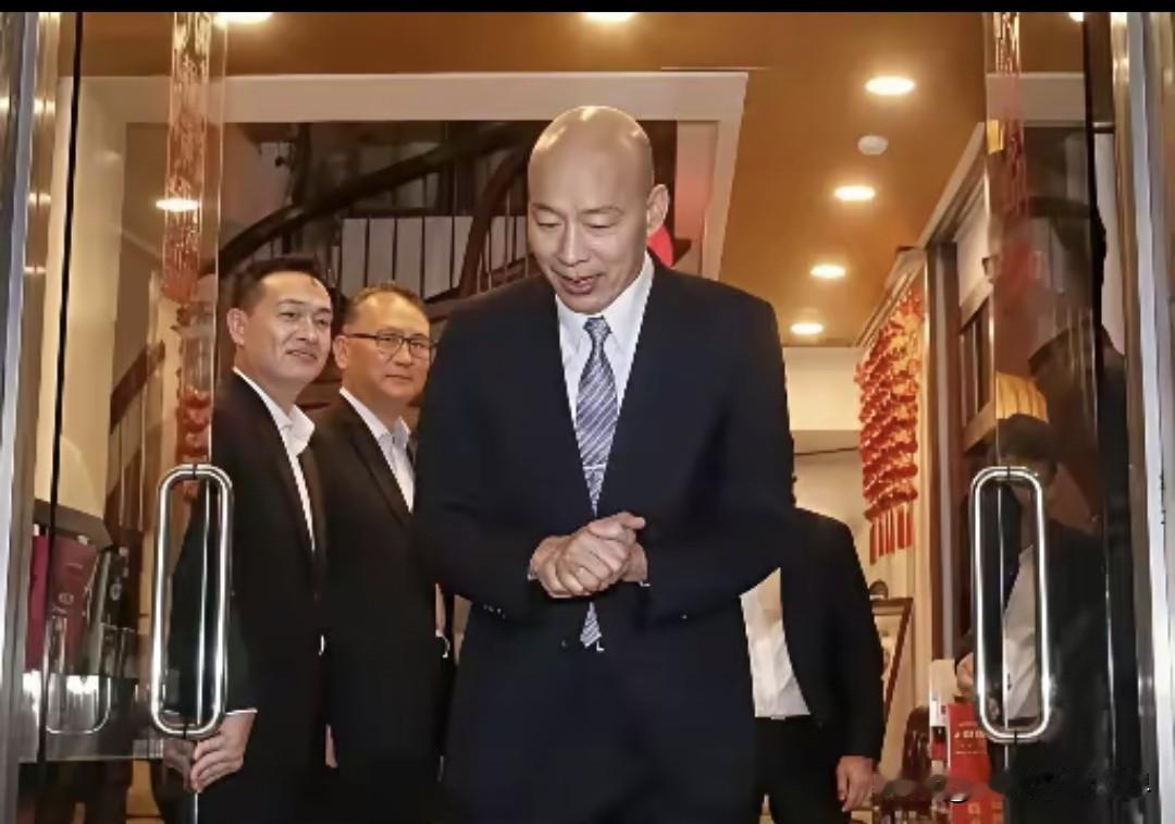 韩国瑜一脸严肃地向蓝白绿一众人士发表脱稿演讲，受到了蓝白的一致好评，让绿方感到非