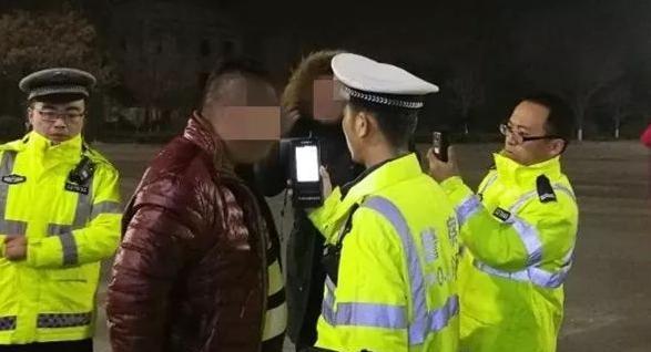 “离了个大谱！”近日，湖北襄阳，一男子在没有驾照的情况下，酒后开车去寻找彻夜不归