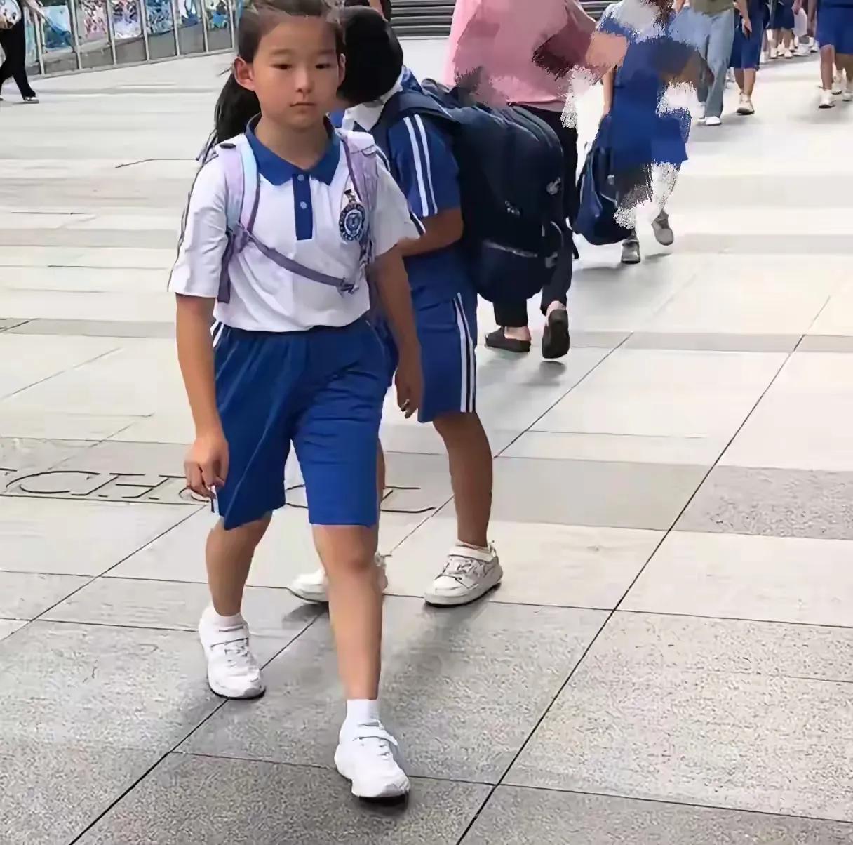 深圳的小学生上学不戴红领巾的吗？谢老头的小女儿应该是很优秀的，读二年级了，应该