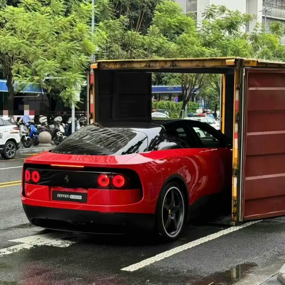 法拉利Luce来了，雨刮常驻A柱啊。