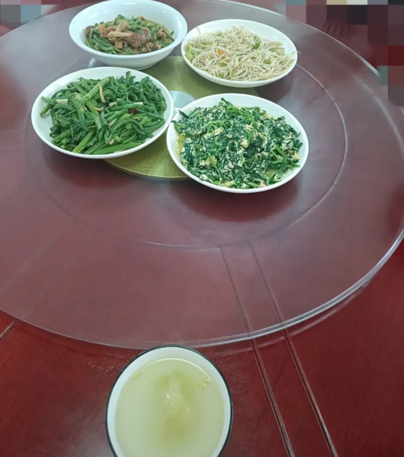 公司食堂，8人一桌，每天四个菜，自己带碗盛米饭和汤，油水不多，大家觉得怎么样？