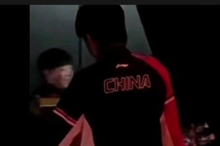 报告！有人在后台说小话！哈哈！昨晚混双颁奖典礼结束后，莎莎扛着奖杯离开，像凯旋归