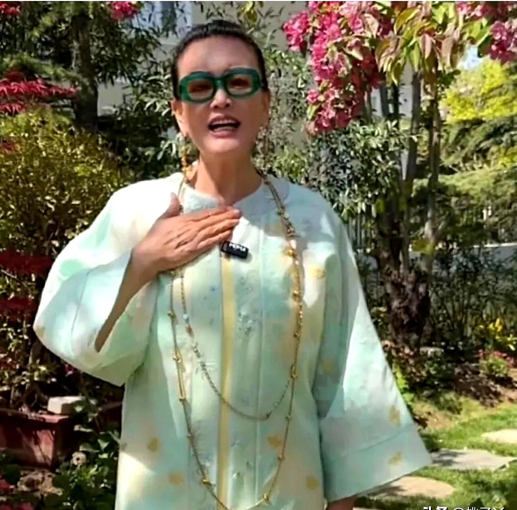 汪宝儿悄悄回北京了，张兰这回竟然一个镜头都没给。之前孙子出生张兰还挺激动