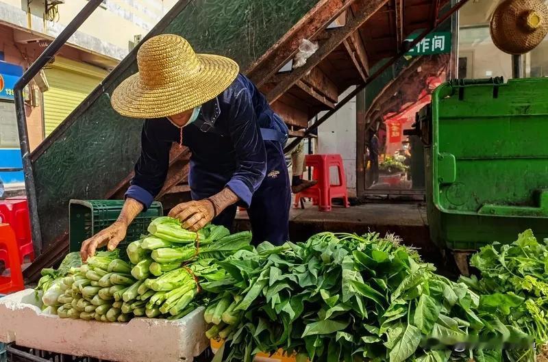 附近菜市场有个卖菜阿婆总在秤盘下偷偷压磁铁。被揭穿时，她涨红脸攥着皱巴巴的零钱：