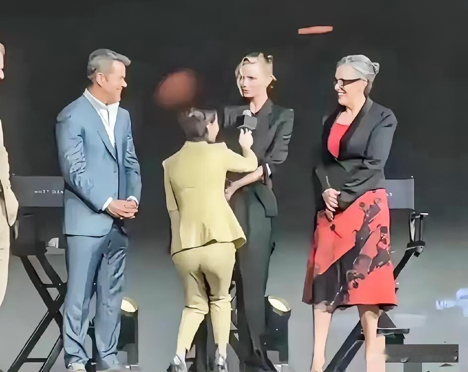 主持人半蹲式的采访，这一幕看着真暖心！美国电影来北京宣传，这个细心的主持人，主