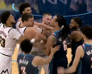 感受下约基奇的怒气值，咬牙切齿…在这个瞬间，感觉约基奇想把这几个人全都叫碎了