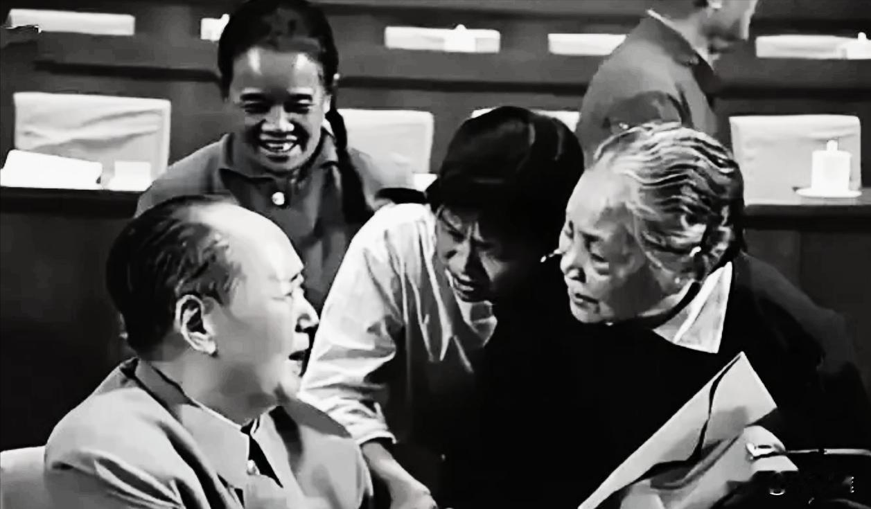 1973年8月，十大闭幕，蔡畅大姐与毛主席嘘寒问暖，互相问候，握手告别，恋恋不舍