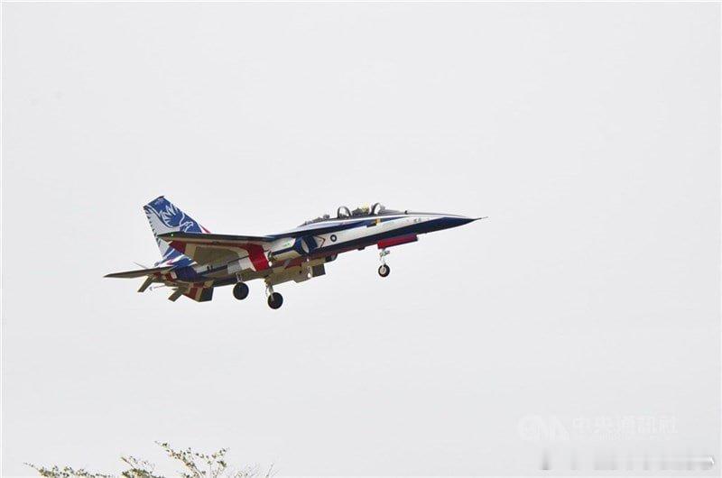 台湾空军推迟交付T-5勇鹰教练机--问题是由“外部采购的零部件和系统”引起的。井