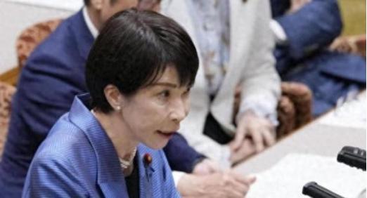 日本政坛最近被一则采购消息搅得鸡犬不宁，连普通民众都炸了锅。 12月3日传开