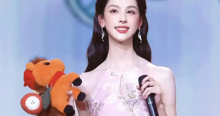 陈都灵惊艳挂脖裙造型!优雅大气尽显独特魅力