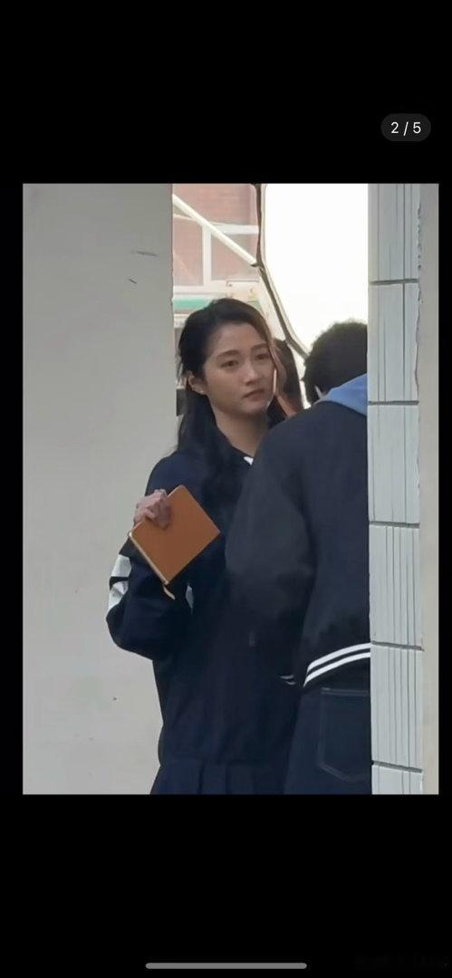 关晓彤新剧开机路透被网友说小小年纪就一把年纪了