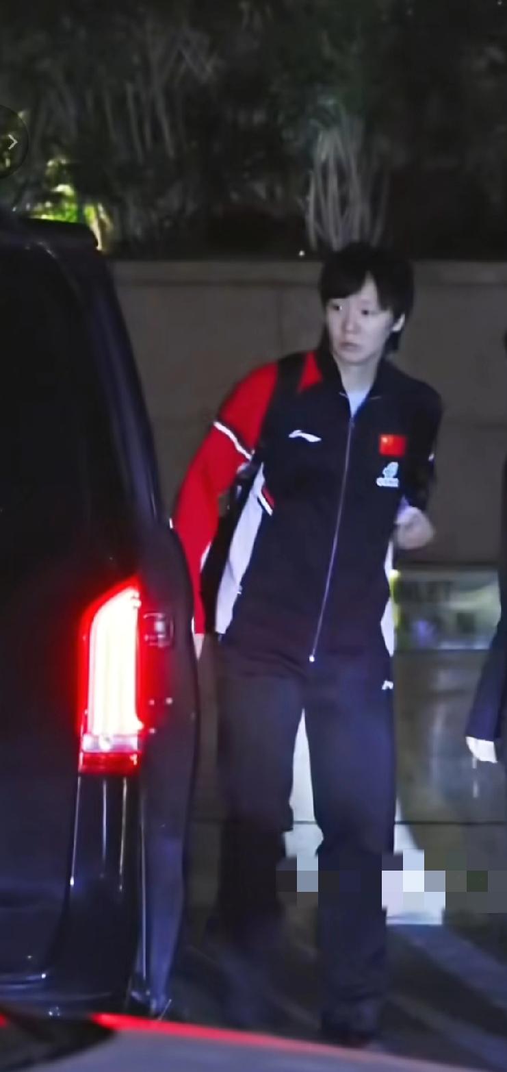 WTT香港年终总决赛，王曼昱结束目女单半决赛4-0战胜队友陈熠。随后坐车离开球馆