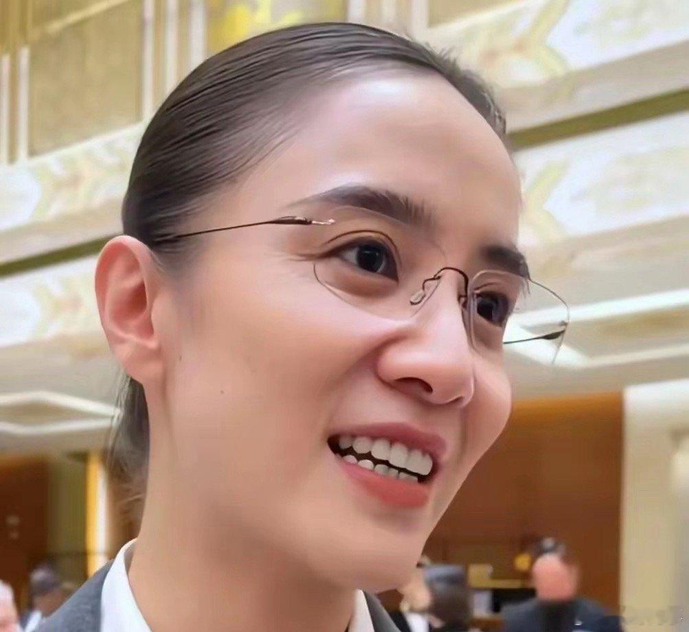 无滤镜下的宋佳，竟然长这个样子，瞬间没有了距离感！​​​