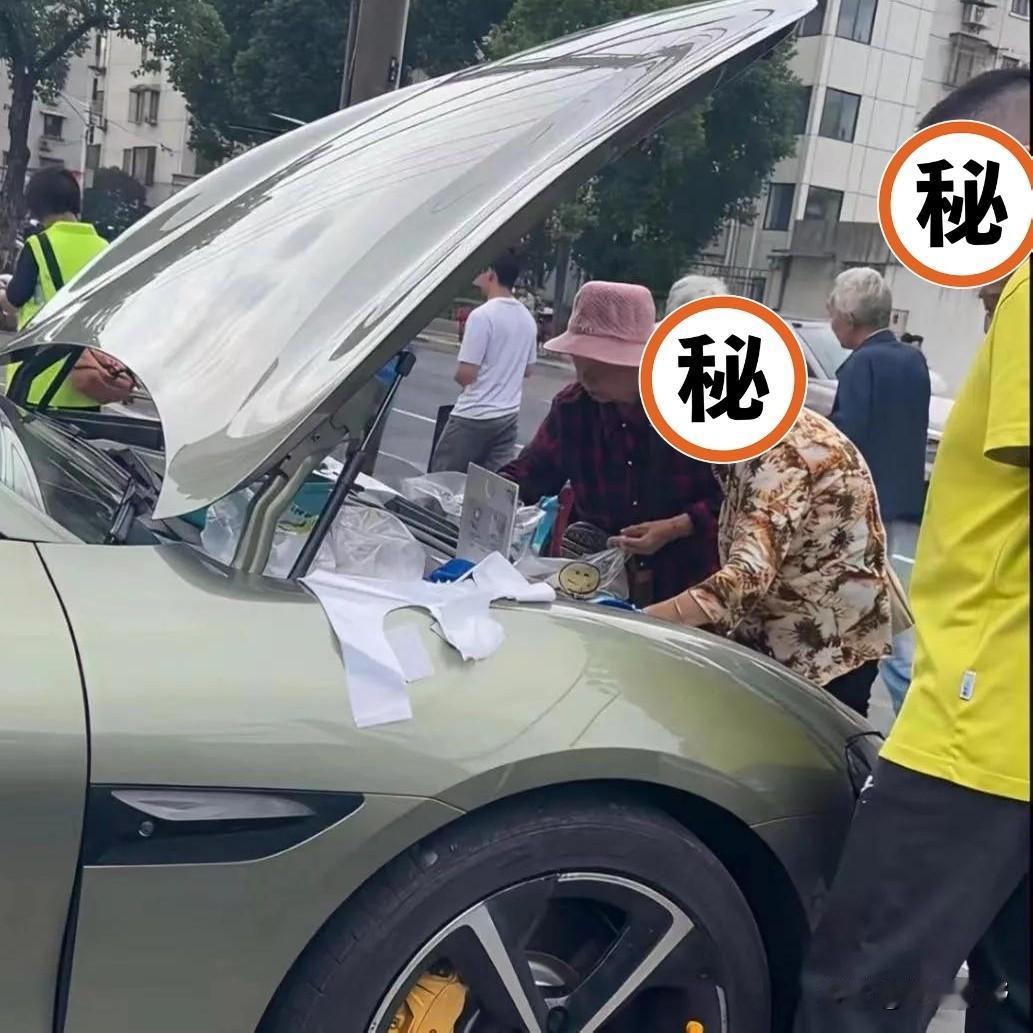 头一次见用这车摆地摊的。远处看以为卖的袜子，准备买几双，走近一看傻眼了！卖