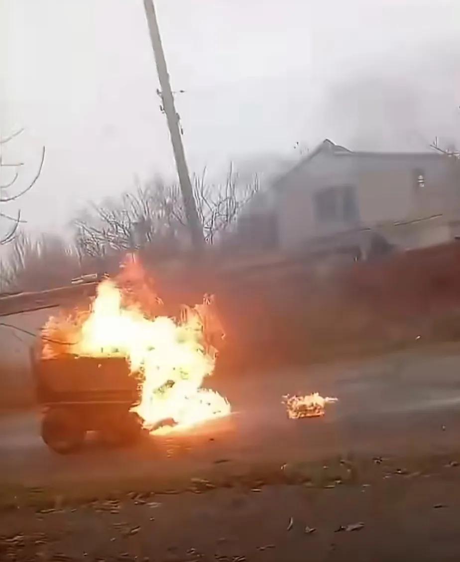 一辆乌军“里斯”自主式无人弹药运输车被俄军FPV击中起火后，依然顽强地驶向目的地