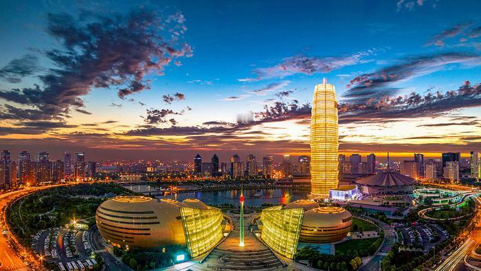 2015年11月，郑州房价均价8888元；2016年11月，郑州房价均价117