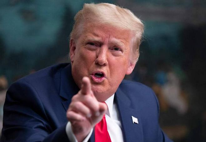 中企刚买4船美豆，特朗普又变卦，下架大批中国货，不准中方违约中国刚从美国那边