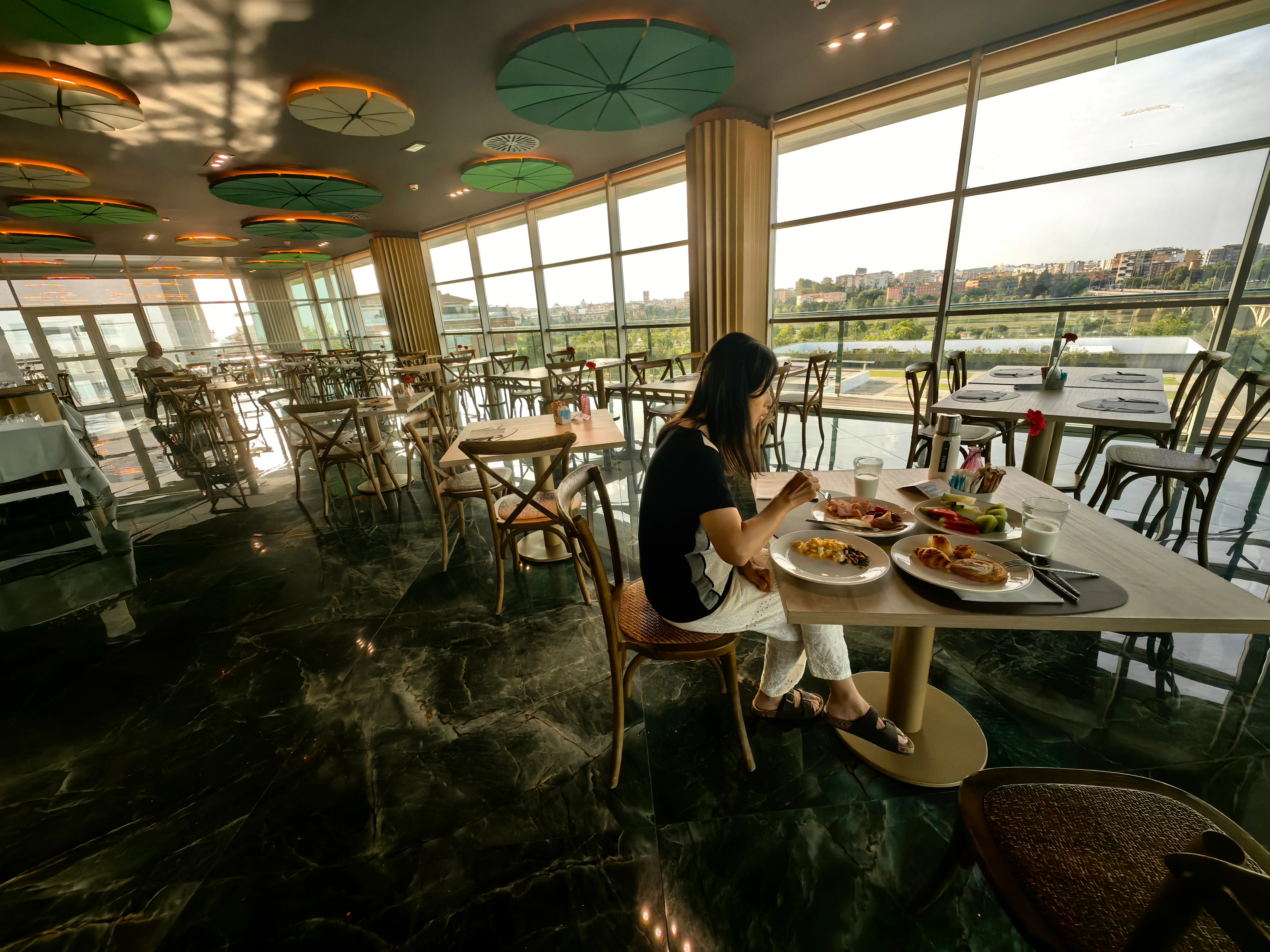 酒店餐厅空空荡荡，住NHGranHotelCasino的外地游客，可能只有