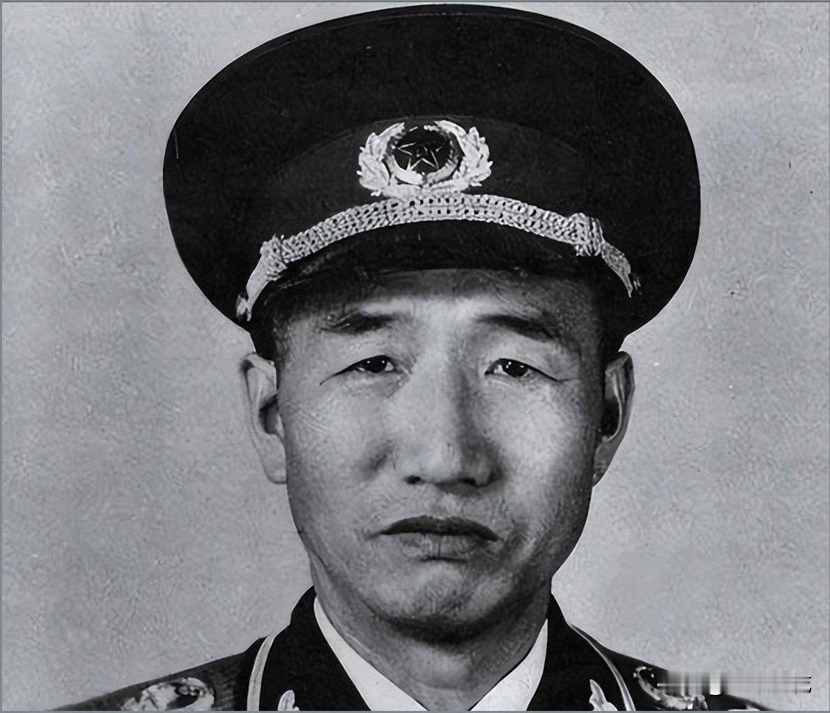1937年，他麾下2万大军全军覆没，自己沿路乞讨九死一生，45年后却因一户农民家