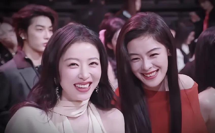 陈丽君之所以出圈，是她作为越剧一级演员，但也平易近人。你看她在发布会现场和周雨