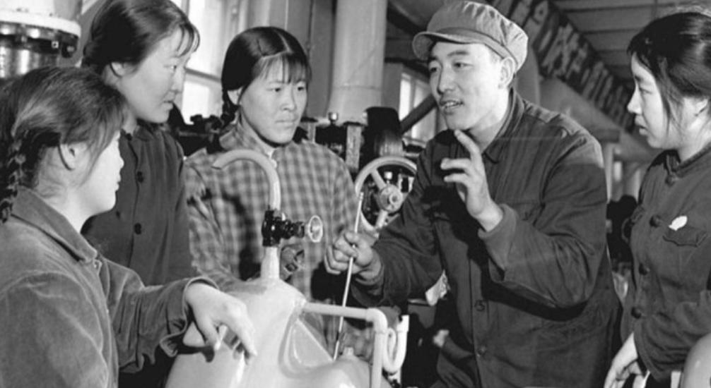 1980年，沈阳妇女黄淑珍带着3斤黄金来银行兑换。工作人员一眼就看出来她拿来的是