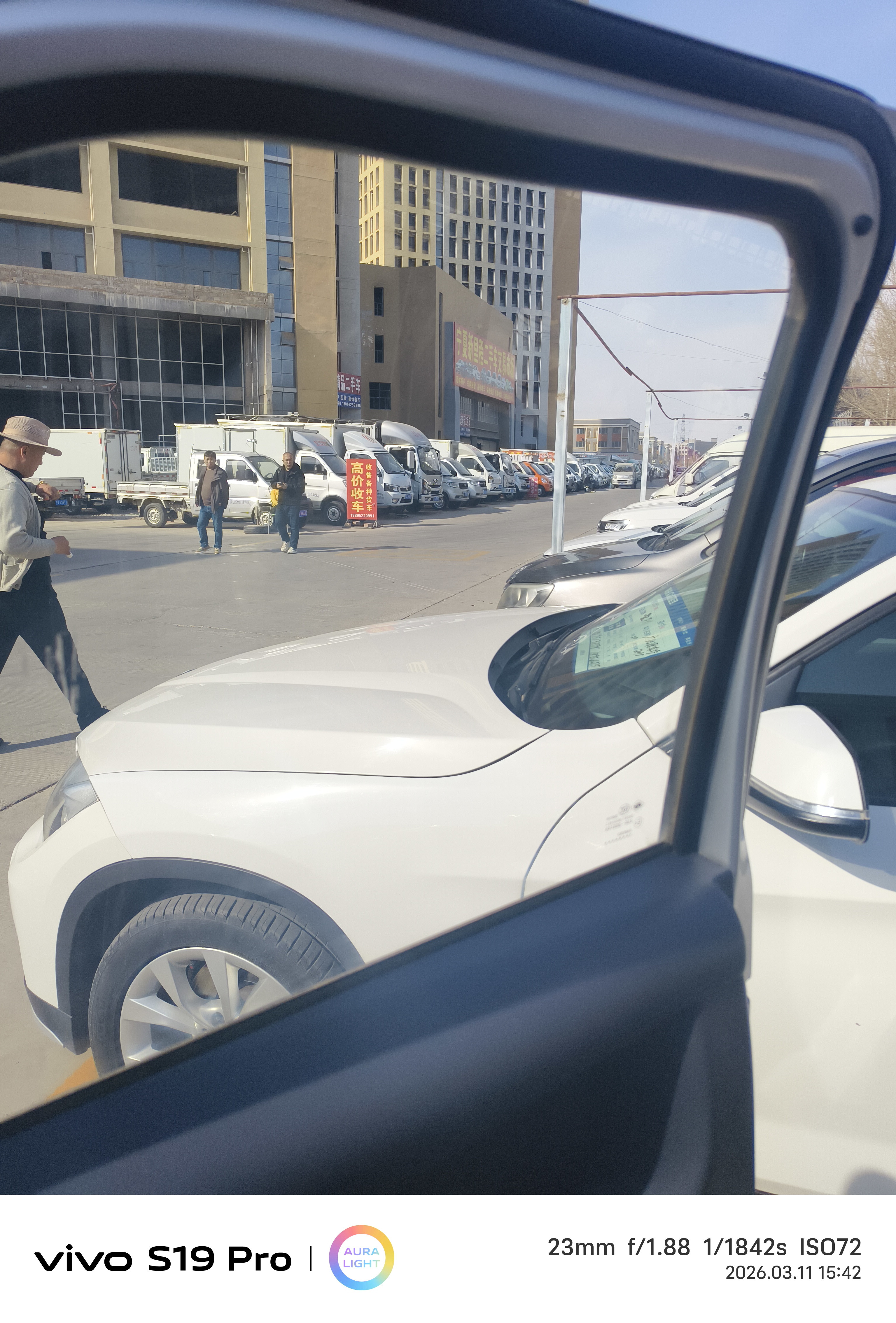 今年的二手车市场那叫一个冷清啊。我有个朋友在二手车行工作，他跟我说，以前店里一个