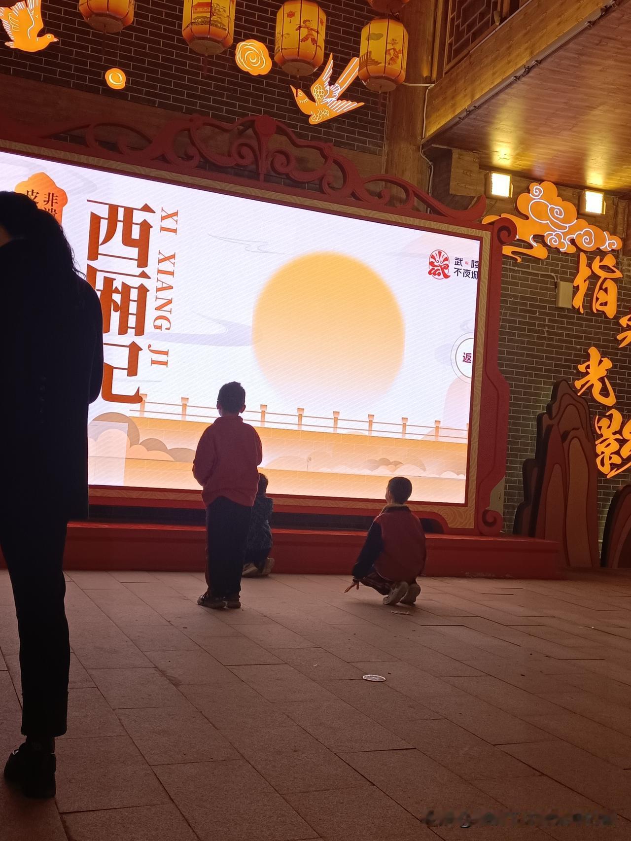 挂了电话我气得浑身发抖,当着俩孩子的面,硬生生把眼泪憋了回去。上初一的女儿说周末