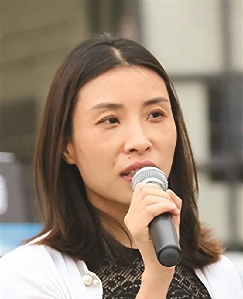 1998年申通创始人聂腾飞意外车祸身亡，其遗孀陈小英在经历惊天商战后成功套现14