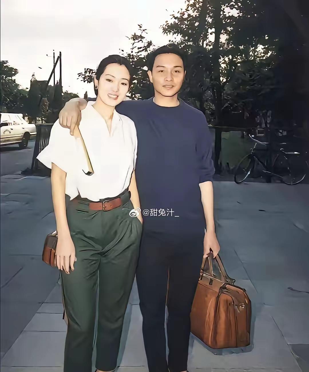 巩俐与张国荣同框照一个长相帅气，一个长相漂亮，张国荣一只手拿着扇子，另外一只手