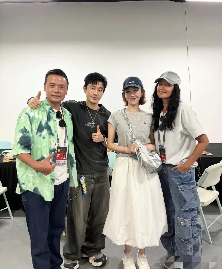 这两张照片确实拍出了黄晓明的真实身高。以前上网一查总是说黄晓明的真实身高是1