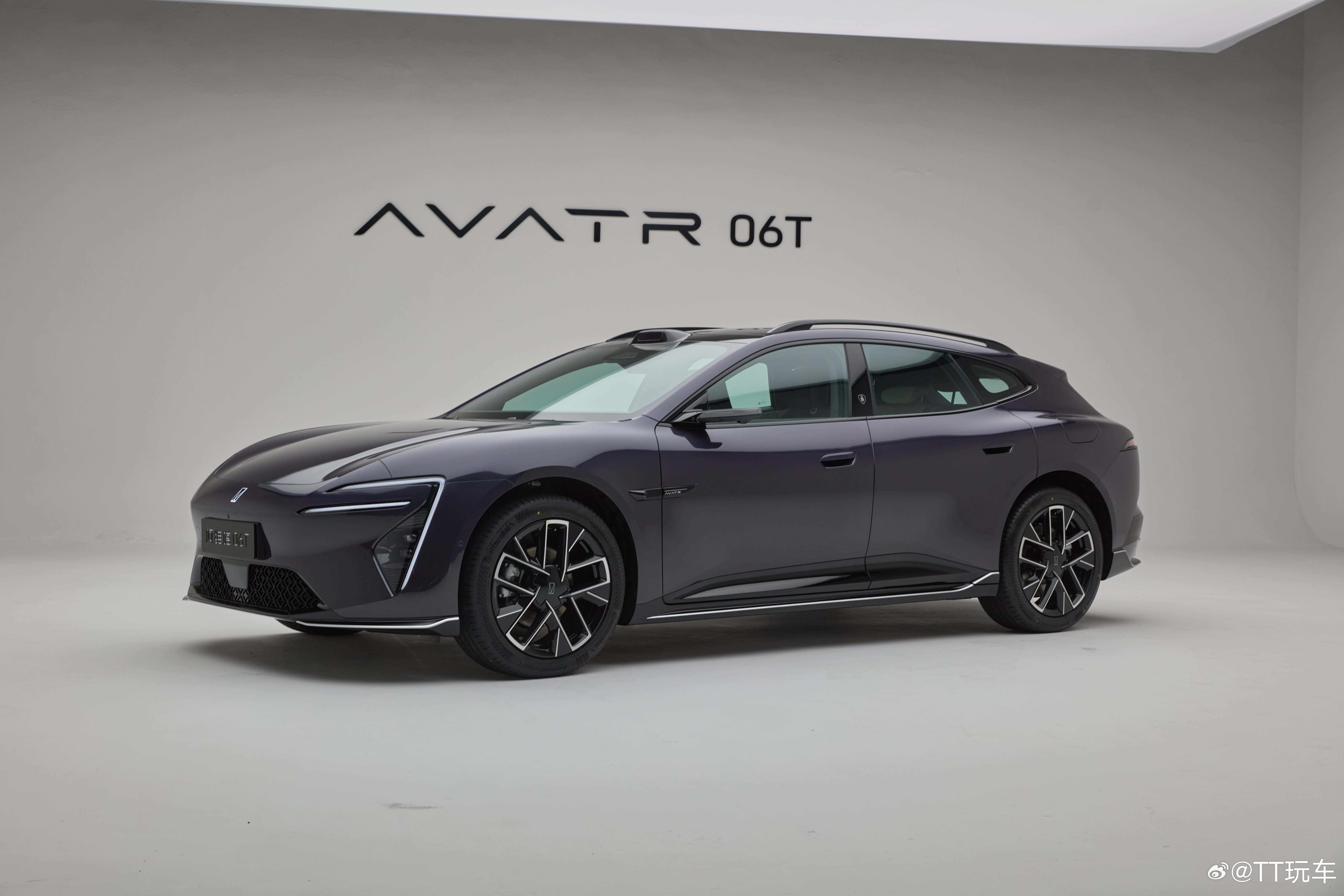 阿维塔06T六色车漆：鎏粽、晴蓝、云紫、曜灰、曜黑、皓白。三色内饰：红黑、黑紫
