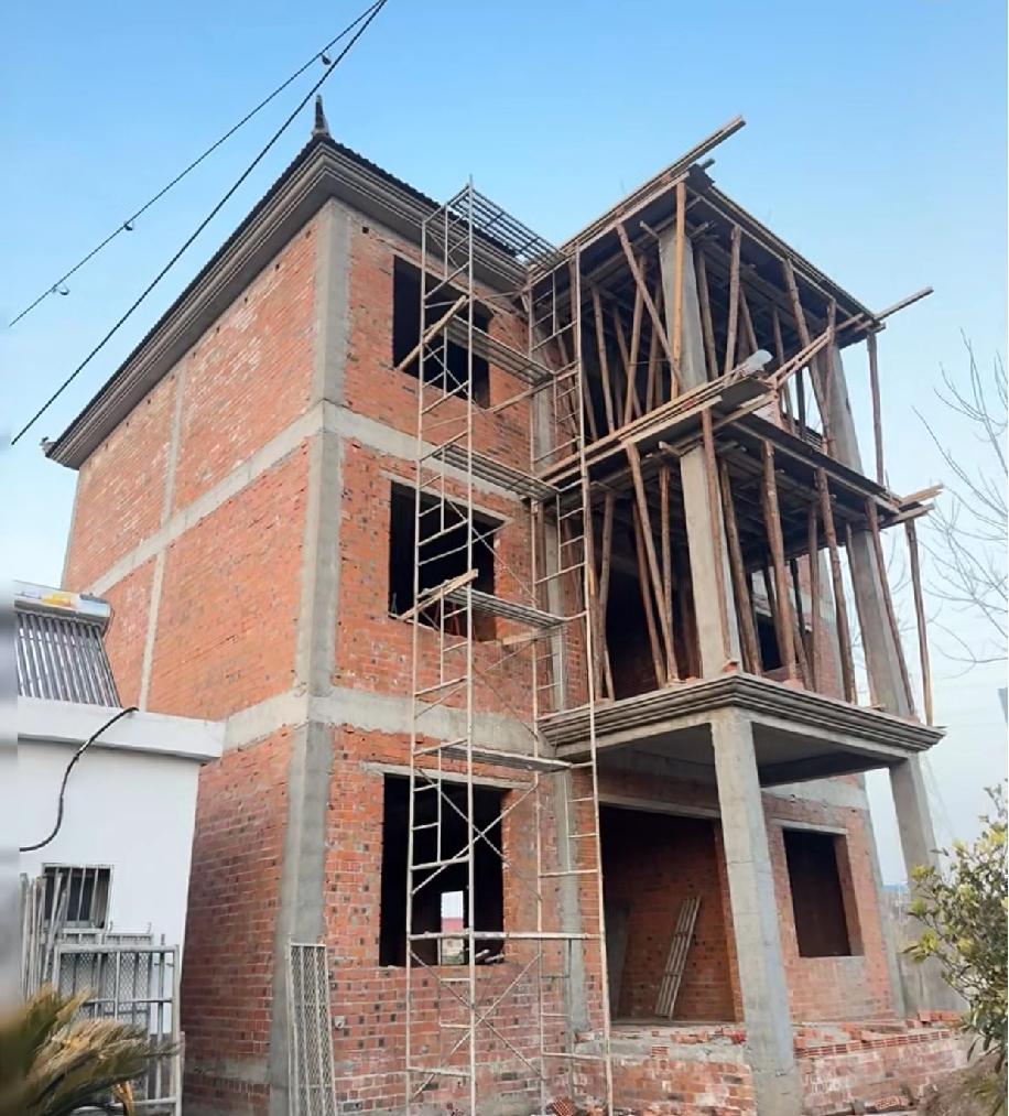 农村自建房真的太烧钱了，刚施工到这一步，30万就已经花出去了，实打实的金钱消耗，