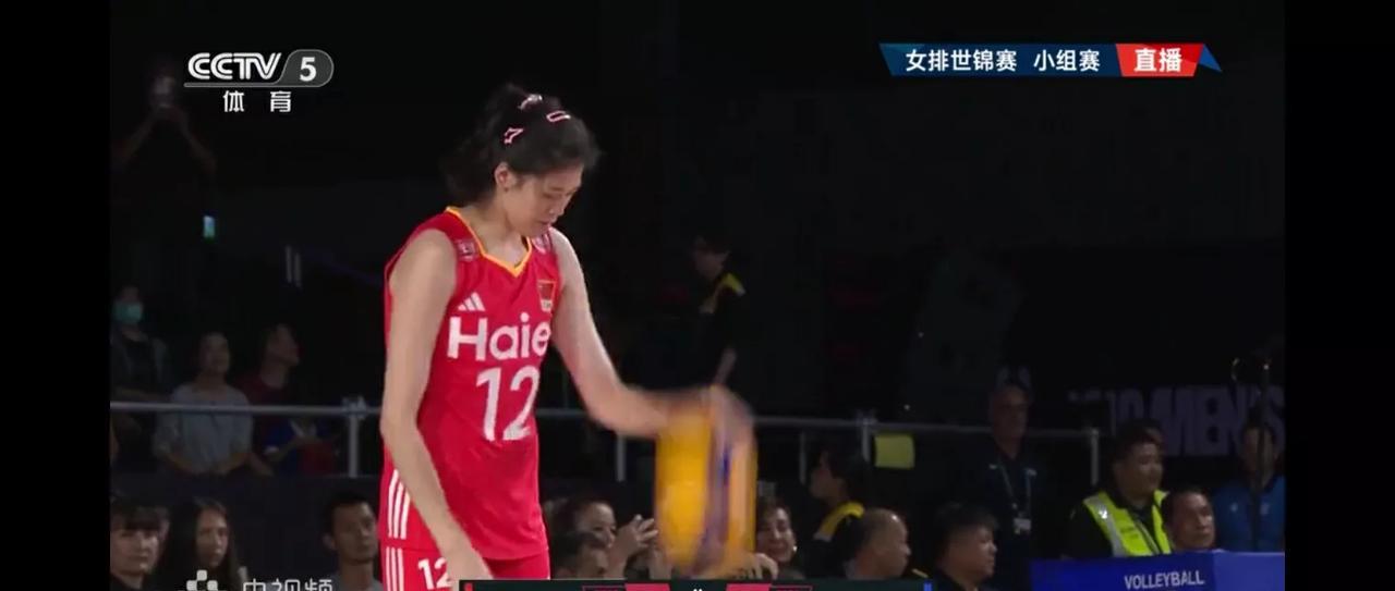 中国女排3-0战胜多米尼加女排，首发是吴梦洁和庄宇珊，李盈莹只是两次替补发球。此