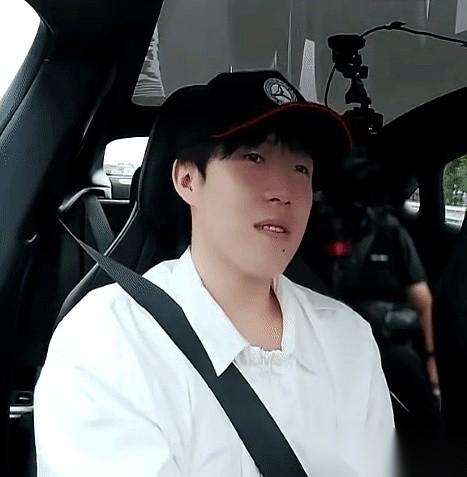 不得不说，奔驰的眼光是真毒啊。又是一抹“中国红”的奔驰，直接砸你脸上。主角，王