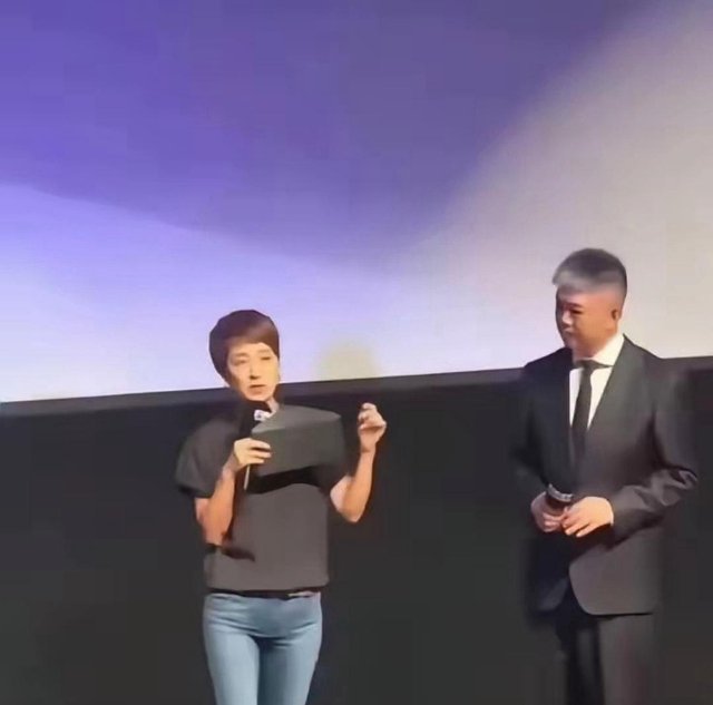 马伊琍这条裤子观感有点微妙，越看越别扭，不会是前后穿反了吧？​​​