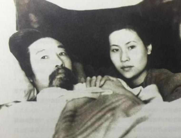 1912年，妻子满怀期待地抱住徐悲鸿，脱下身上那层薄薄的衣衫，脸上因羞涩泛起红