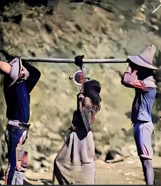 1890年，一名印第安女奴正如同牛羊一般，被两名男子用自制的秤杆进行称重出售，交