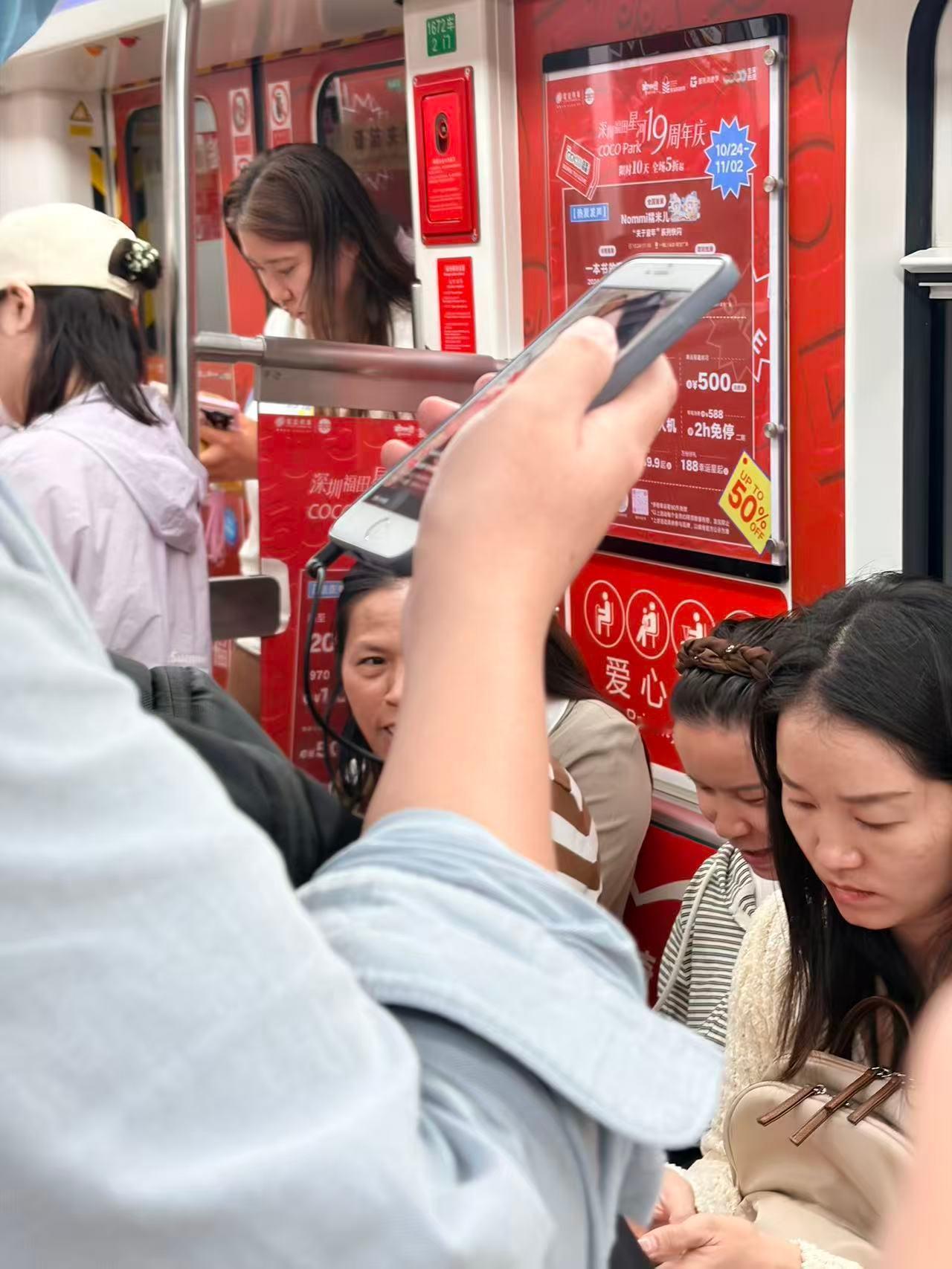 养成职业病了，坐地铁总喜欢研究别人的手机来，猜个机吧[doge]​​​