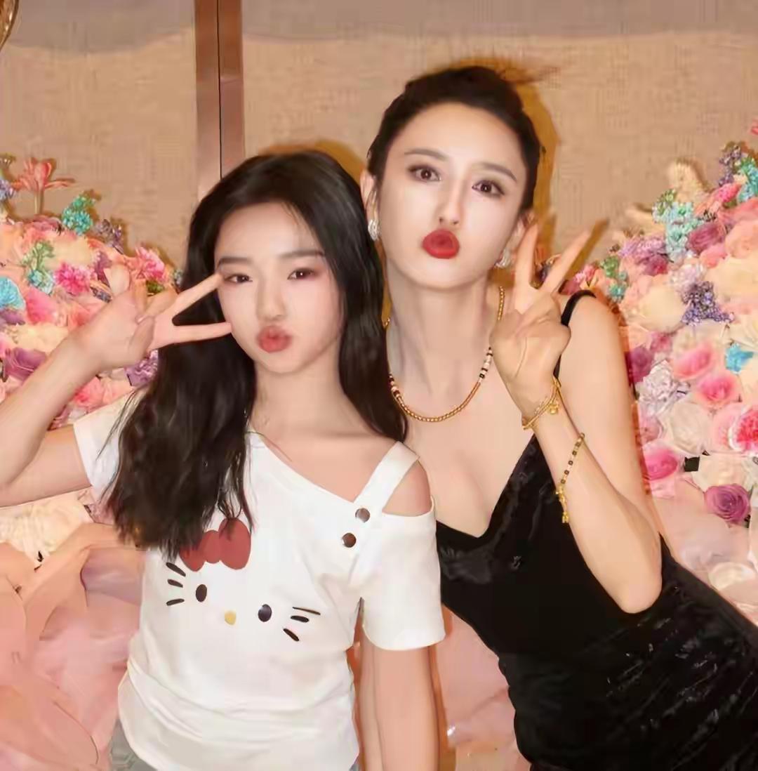 佟丽娅美的发光，blingbling的。在她的生日宴上，穿着一件简单黑色吊带连衣