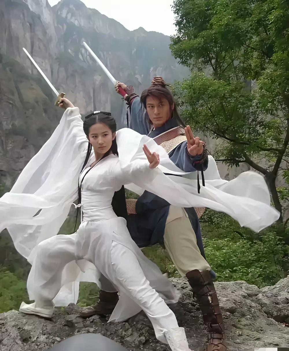 十六岁演小龙女，不是演不好，是压根还没长大。她的仙，是真仙，不是装的。眼神空