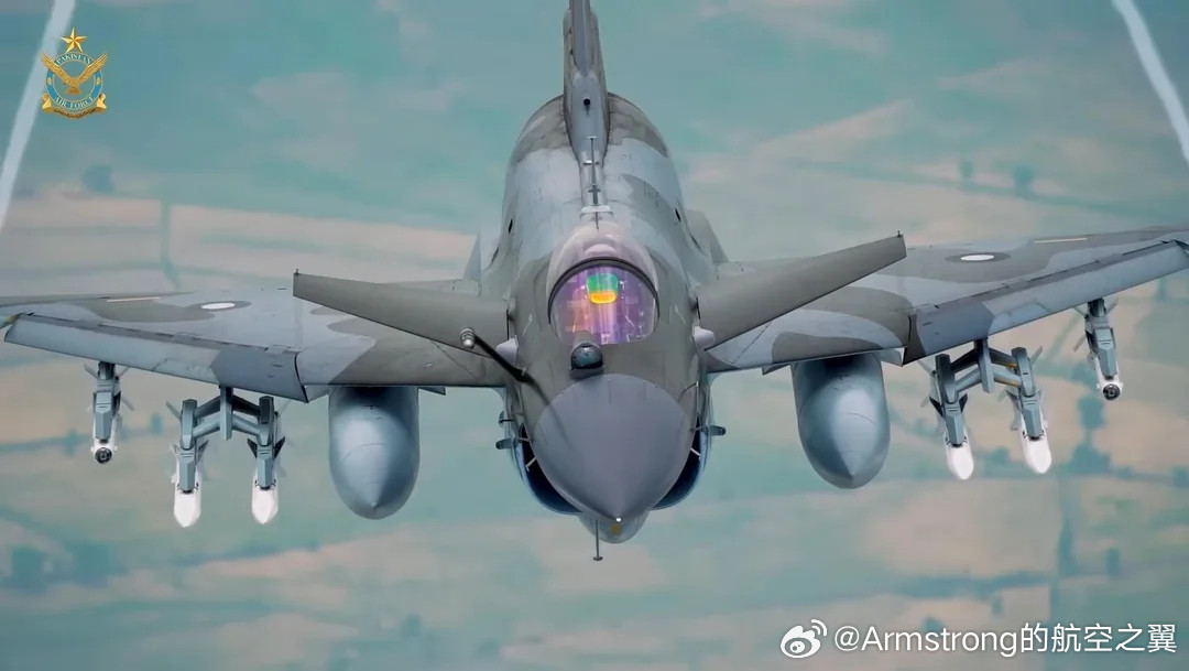 巴基斯坦空对空拍摄的歼-10CE和JF-17C​​​