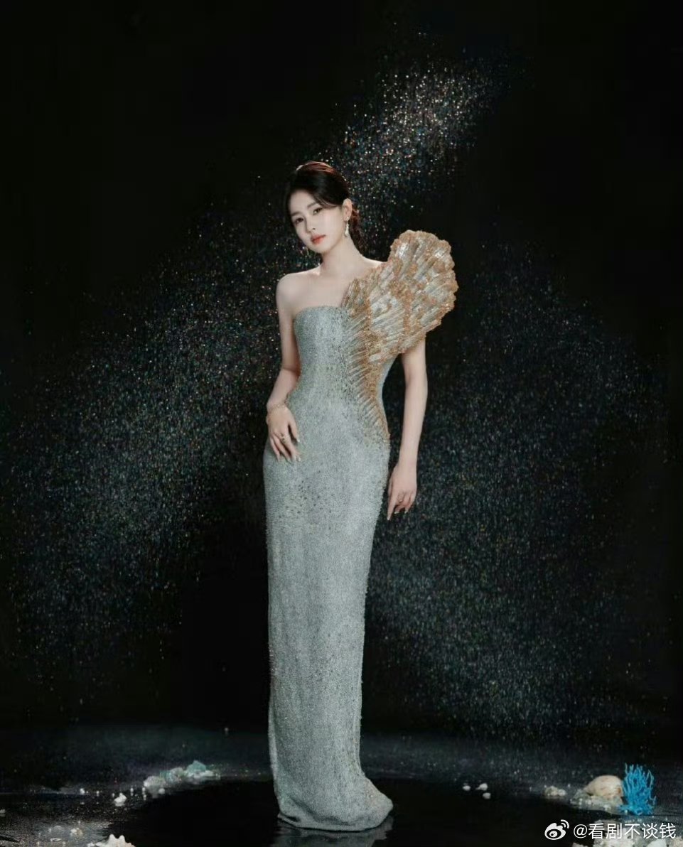 白鹿第三种吻痕白鹿今天电视剧品质盛典红毯造型也太绝了还cha了吻痕💋