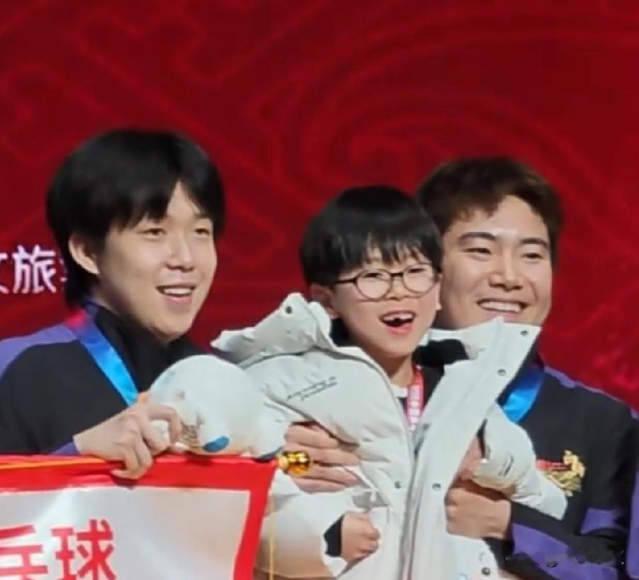 看把梁靖崑高兴的，山东魏桥夺冠，大胖把自己凉皮喊过来，让他一起拍照！今年开始