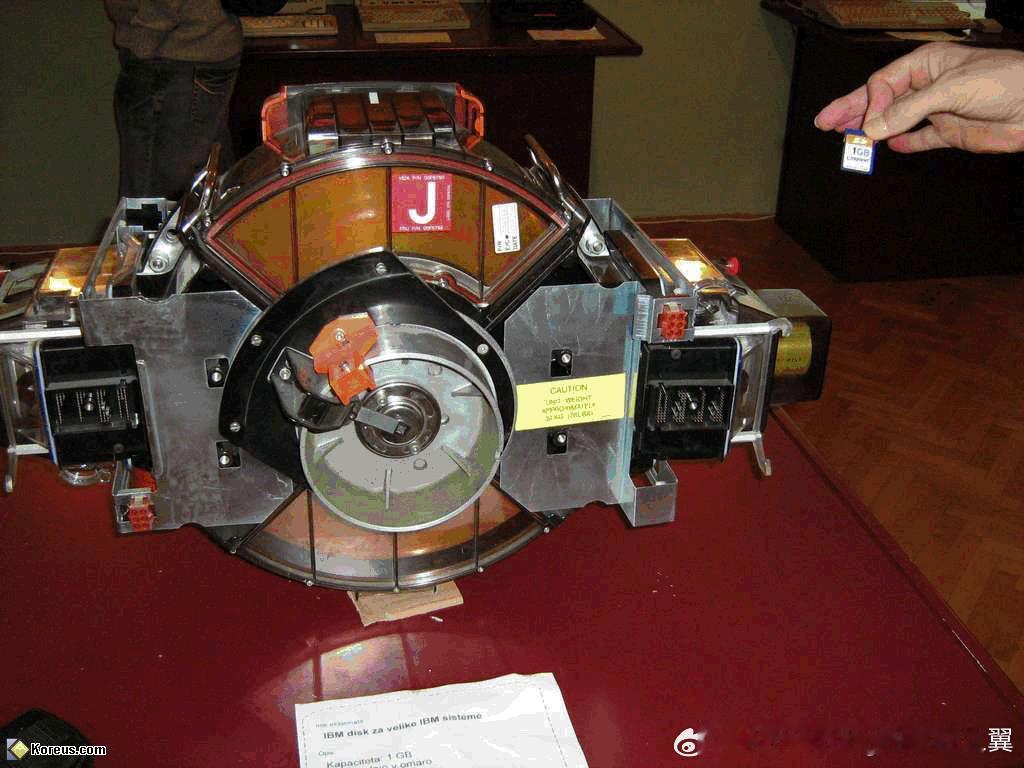 1981年的1GB硬盘驱动器，重达34公斤，价值8.1万美元，体积庞大，体现了早