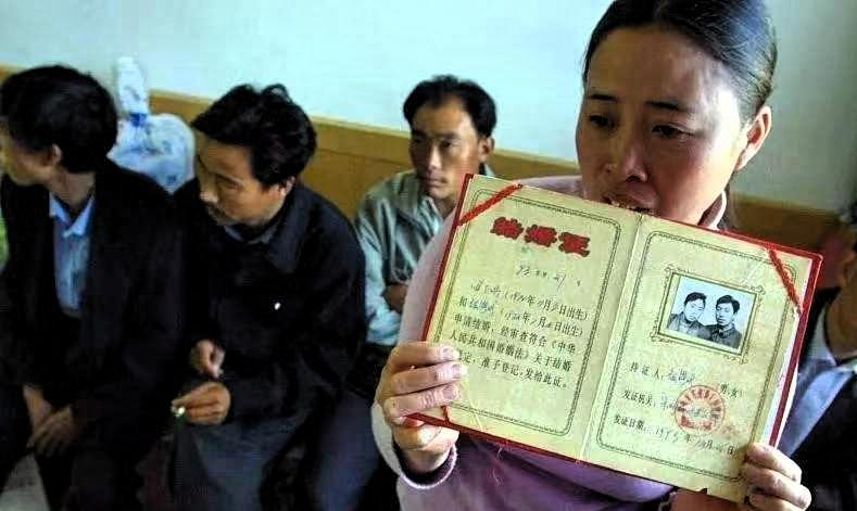 湖南岳阳，女子抛下6个月的儿子改嫁他人，此后多年不闻不问。后来在2014年，她得