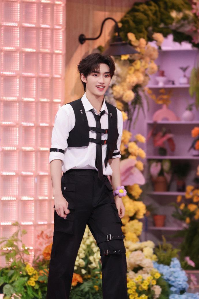 谁看了不说一句绝！檀健次丁程鑫双人舞蛊到上头，动作利落卡点准，太会跳了！